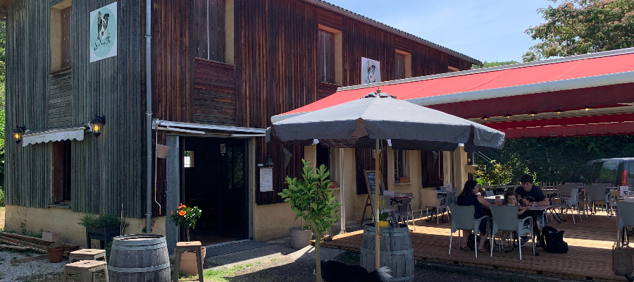La terrasse du restaurant face à la Vezere
